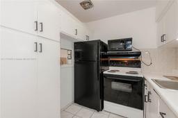 Picture of 815 SW 10Th Ter # 18V, Hallandale Beach, FL 33009