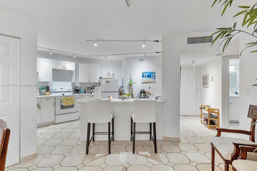 Picture of 600 Parkview Dr # 911, Hallandale Beach FL 33009