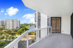 Picture of 20185 E Country Club Dr # 1004, Aventura, FL 33180
