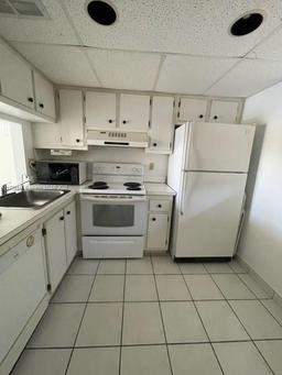 Picture of 9235 Lagoon Pl # 407, Davie, FL 33324