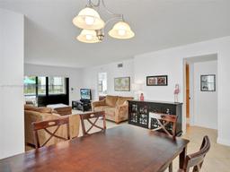 Picture of 245 SE 10Th St # 4B, Deerfield Beach, FL 33441