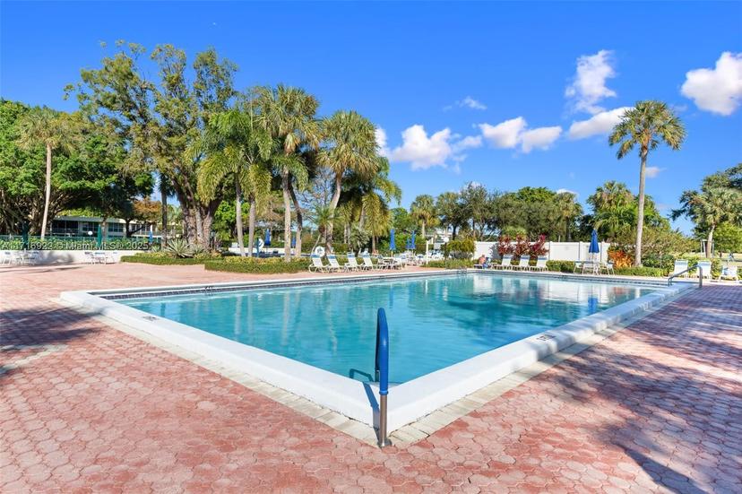Picture of 545 Oaks Ln # 405, Pompano Beach FL 33069