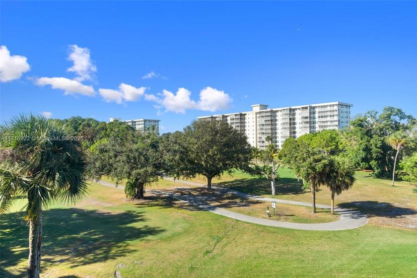 Picture of 545 Oaks Ln # 405, Pompano Beach FL 33069