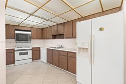 Picture of 545 Oaks Ln # 405, Pompano Beach, FL 33069
