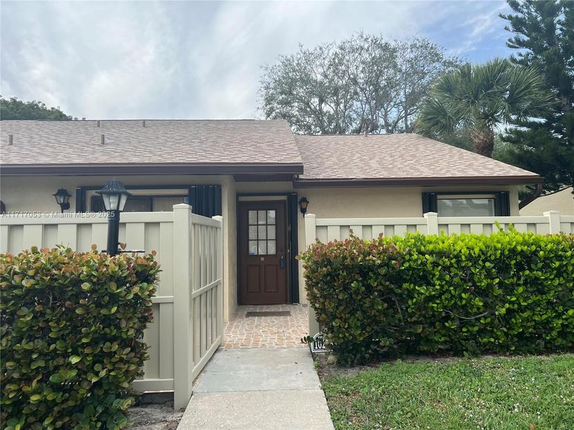 Picture of 1022 Green Pine Blvd # H, West Palm Beach FL 33409