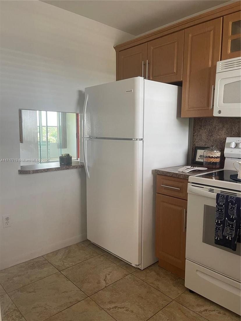 Picture of 8345 Sunrise Lakes Blvd # 309, Sunrise FL 33322