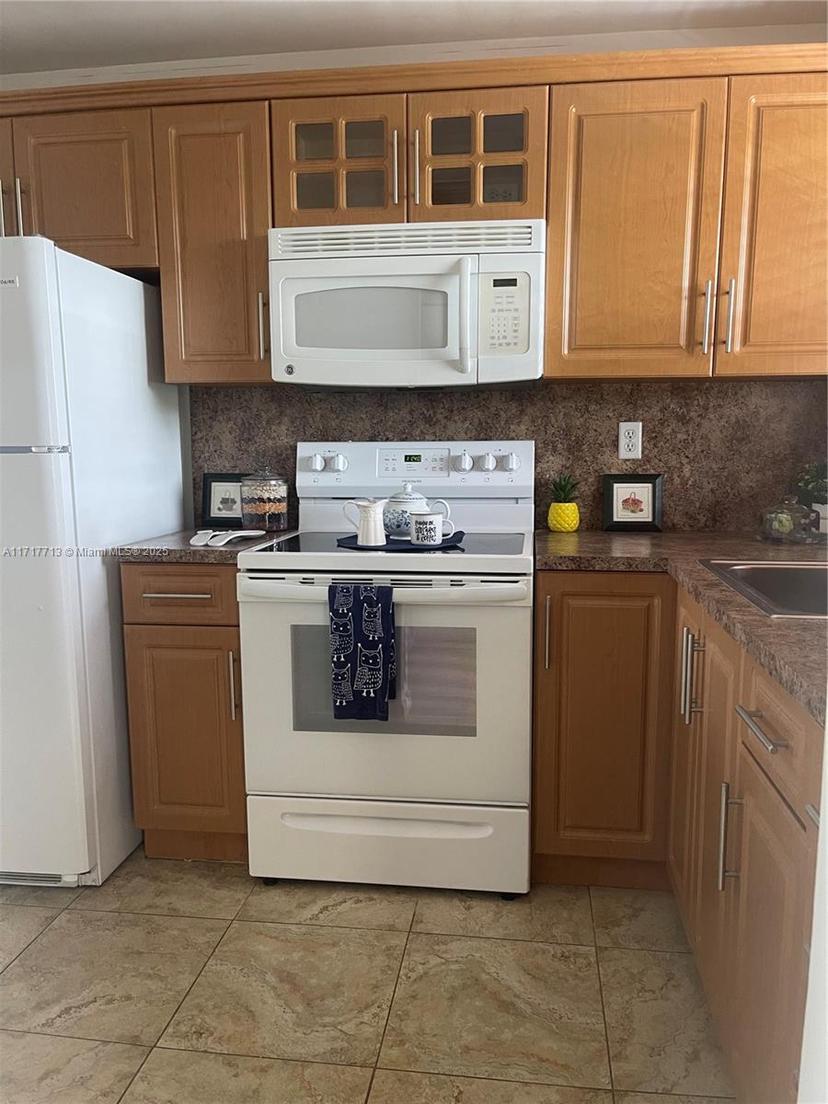 Picture of 8345 Sunrise Lakes Blvd # 309, Sunrise FL 33322