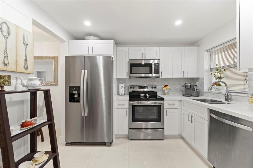 Picture of 9261 Sunrise Lakes Blvd # 111, Sunrise FL 33322