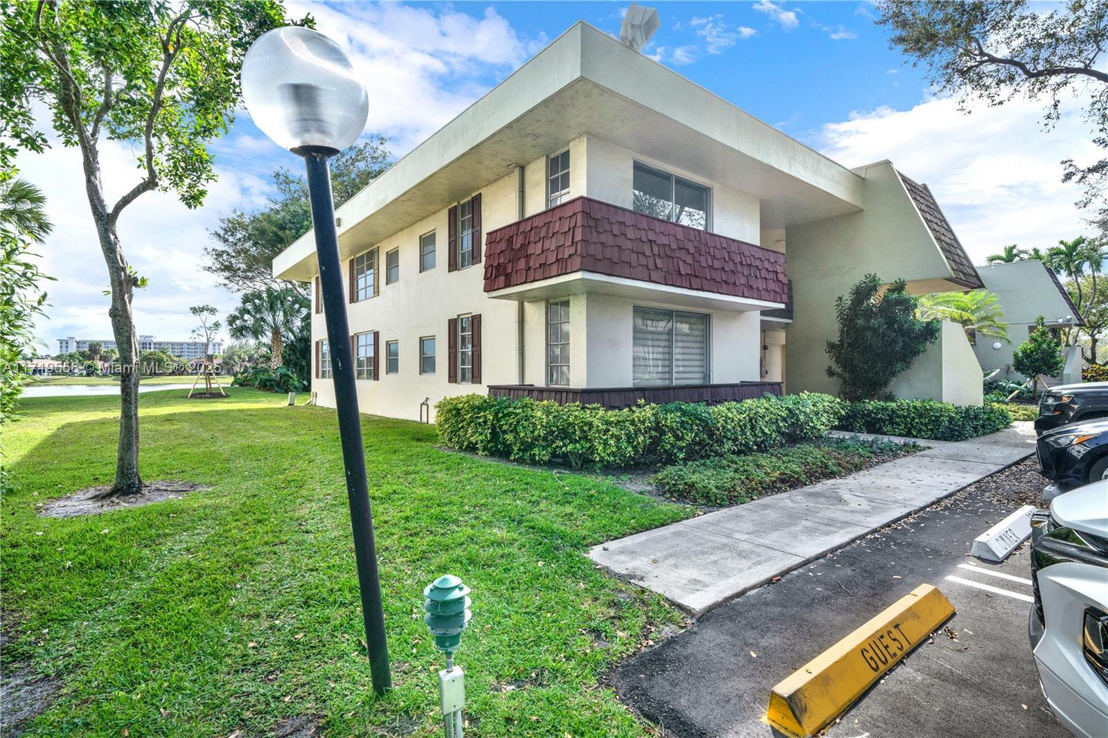 Picture of 3200 N Course Ln # 216, Pompano Beach, FL 33069