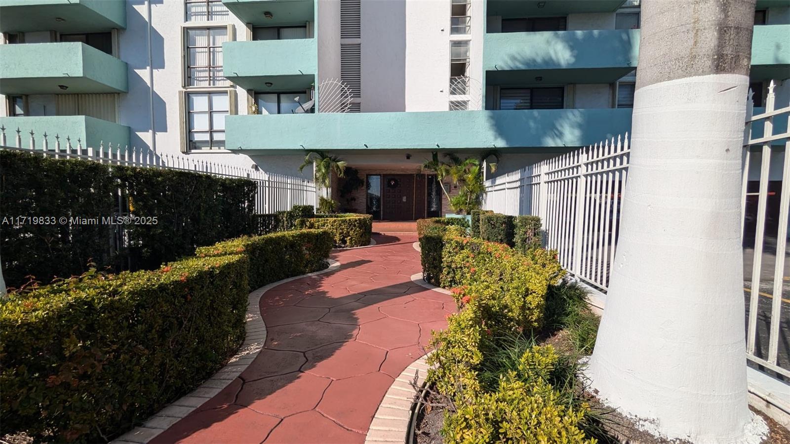 Picture of 1825 W 44Th Pl # 208, Hialeah, FL 33012
