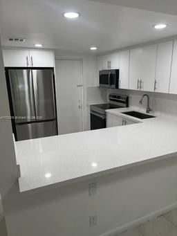 Picture of 2318 S Cypress Bend Dr # 125, Pompano Beach, FL 33069