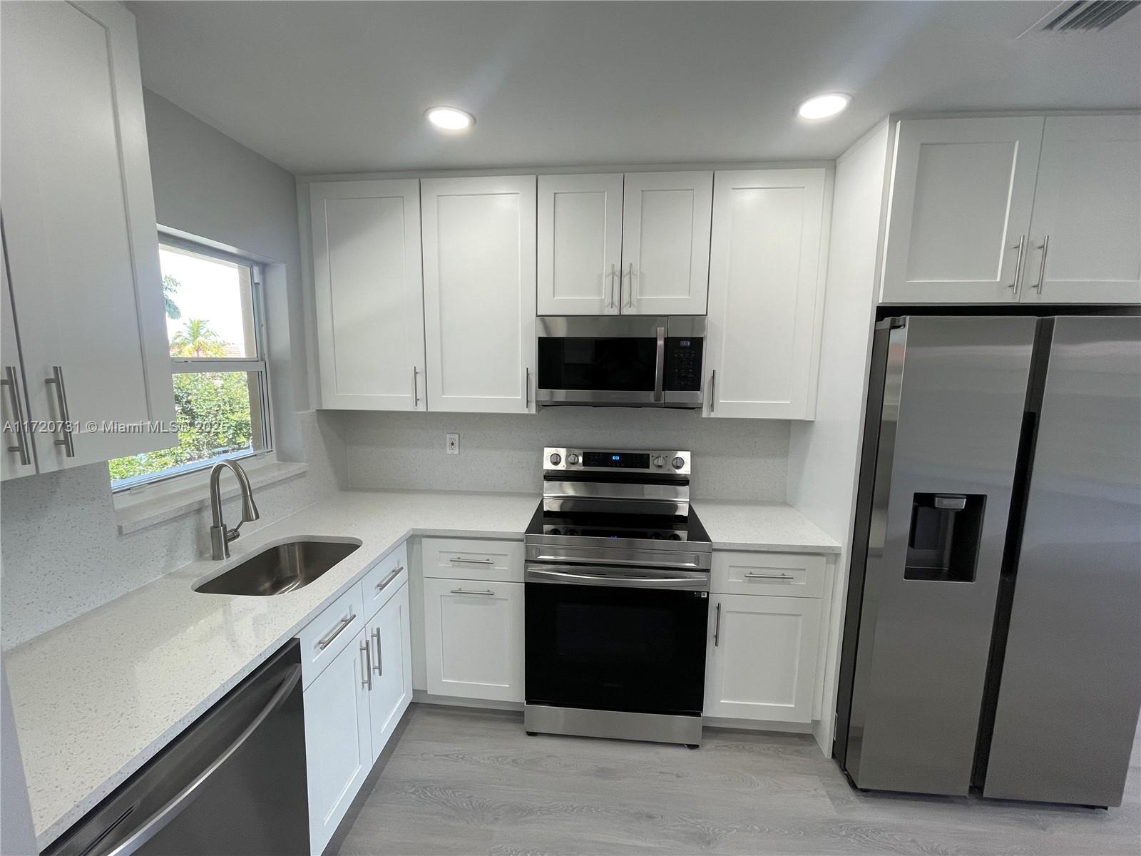 Picture of 7960 N Sunrise Lakes Dr # 304, Sunrise, FL 33322