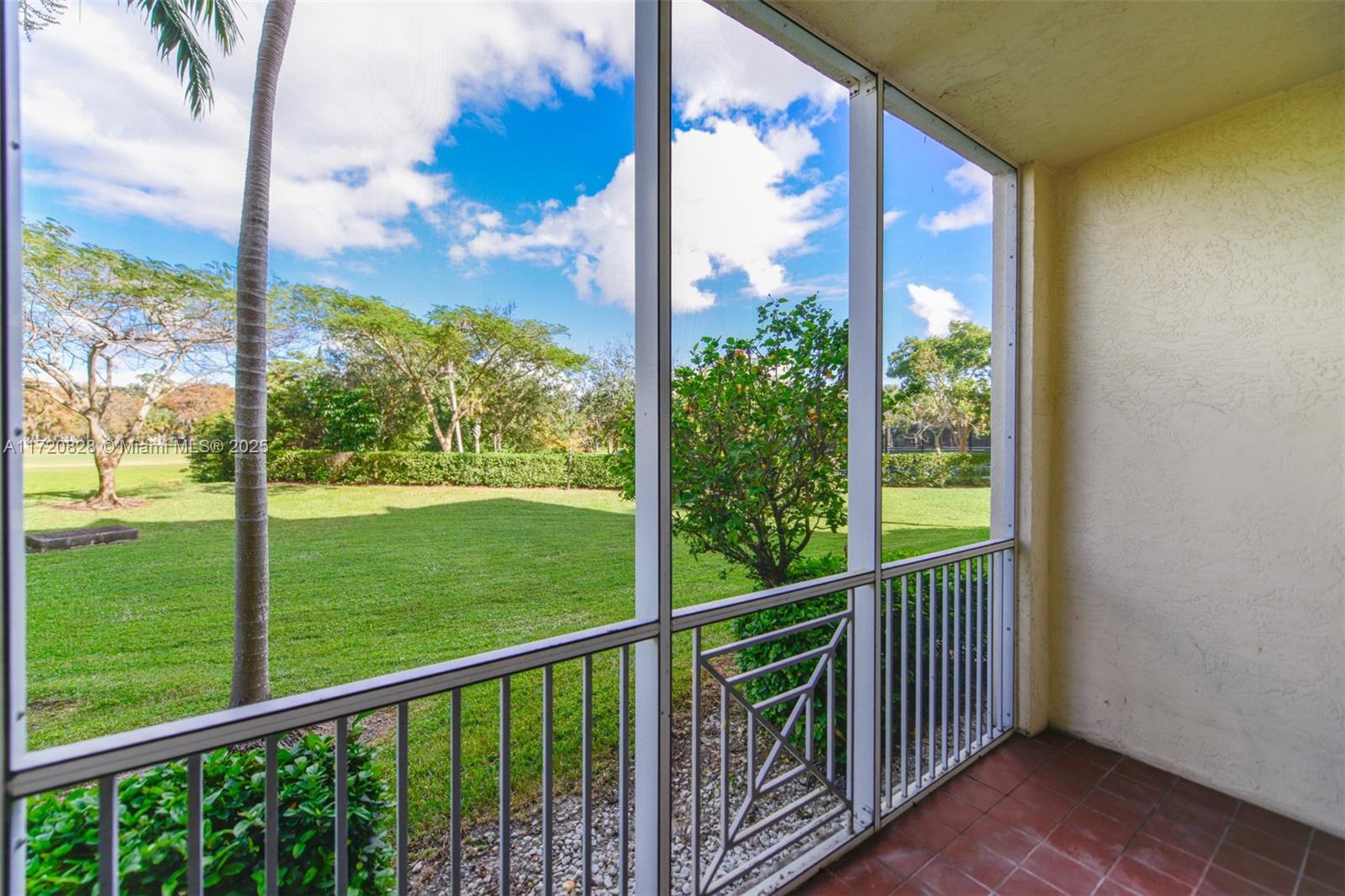 Picture of 3500 Oaks Clubhouse Dr # 109, Pompano Beach, FL 33069