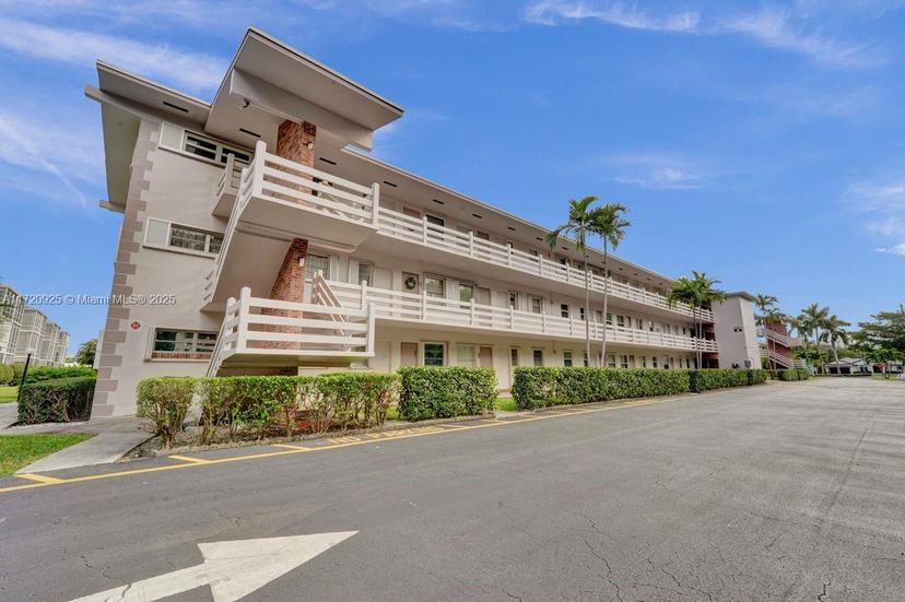 Picture of 700 Layne Blvd # 315, Hallandale Beach FL 33009