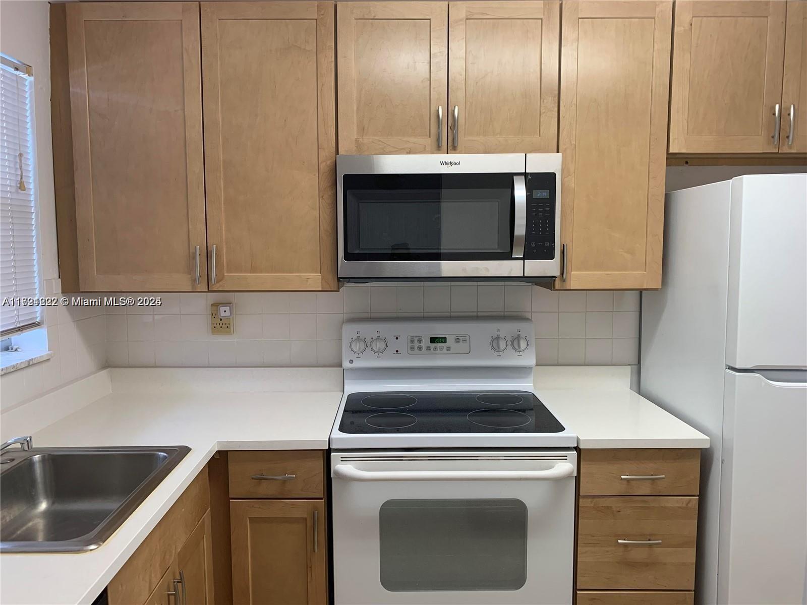 Picture of 8435 Sunrise Lakes Blvd # 104, Sunrise, FL 33322