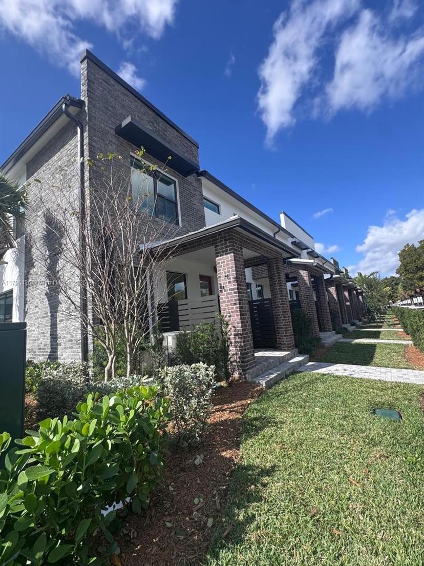 Picture of 750 NW 82Th Ter # 27, Plantation FL 33324
