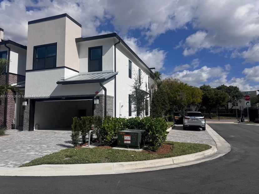 Picture of 750 NW 82Th Ter # 27, Plantation FL 33324