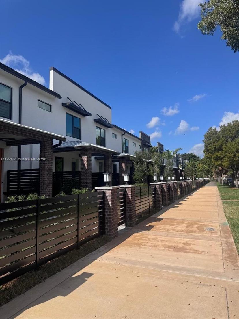 Picture of 750 NW 82Th Ter # 27, Plantation FL 33324