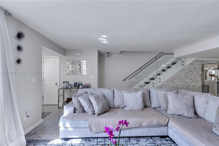 Picture of 703 NE 205Th Ter, Miami FL 33179