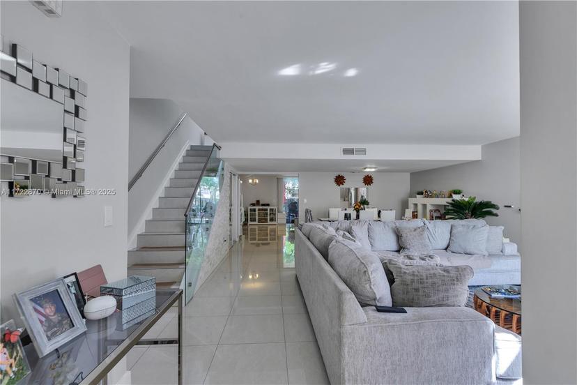 Picture of 703 NE 205Th Ter, Miami FL 33179