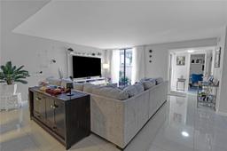 Picture of 703 NE 205Th Ter, Miami, FL 33179
