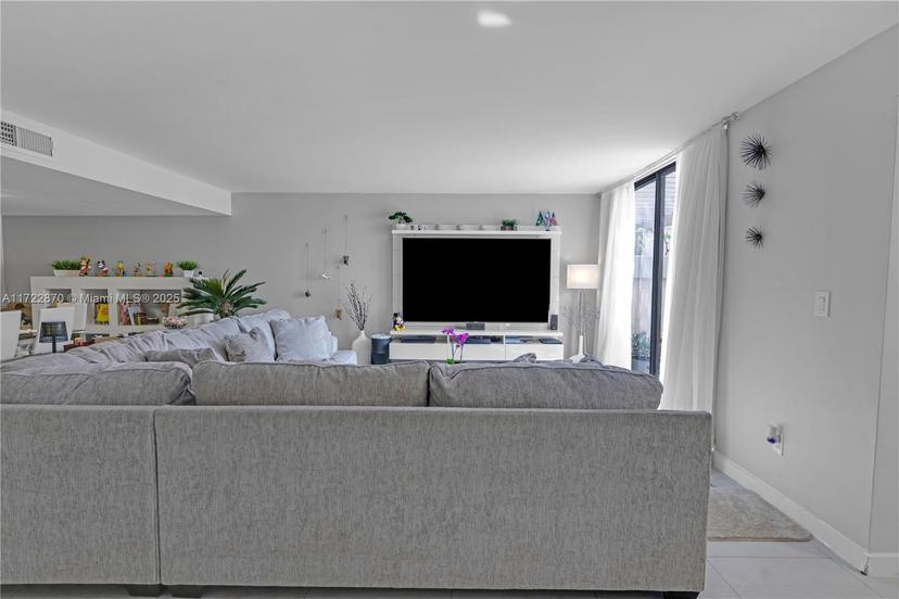 Picture of 703 NE 205Th Ter, Miami FL 33179