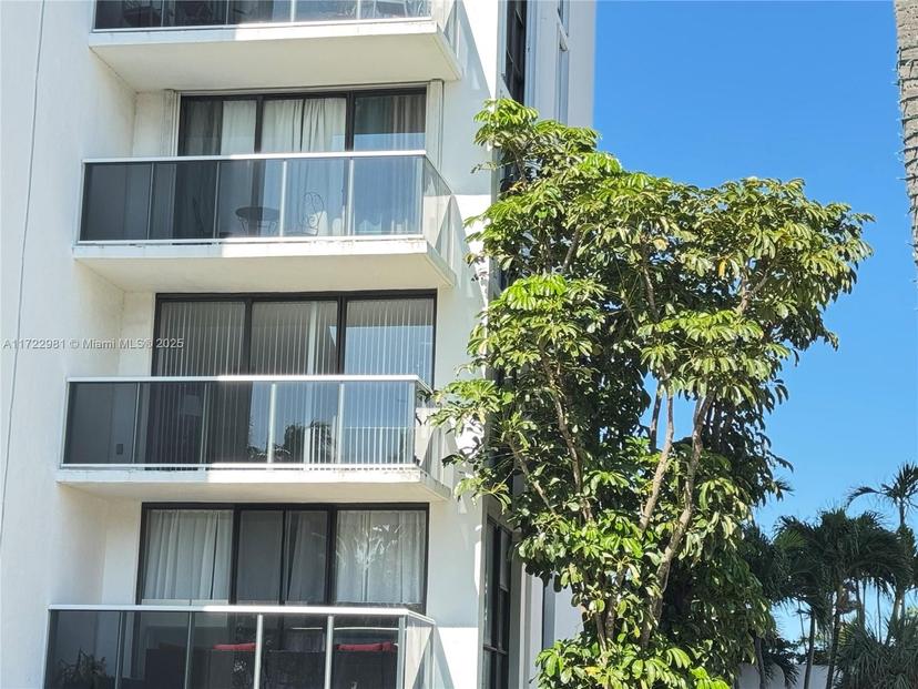 Picture of 3675 N Country Club Dr # 203, Aventura FL 33180