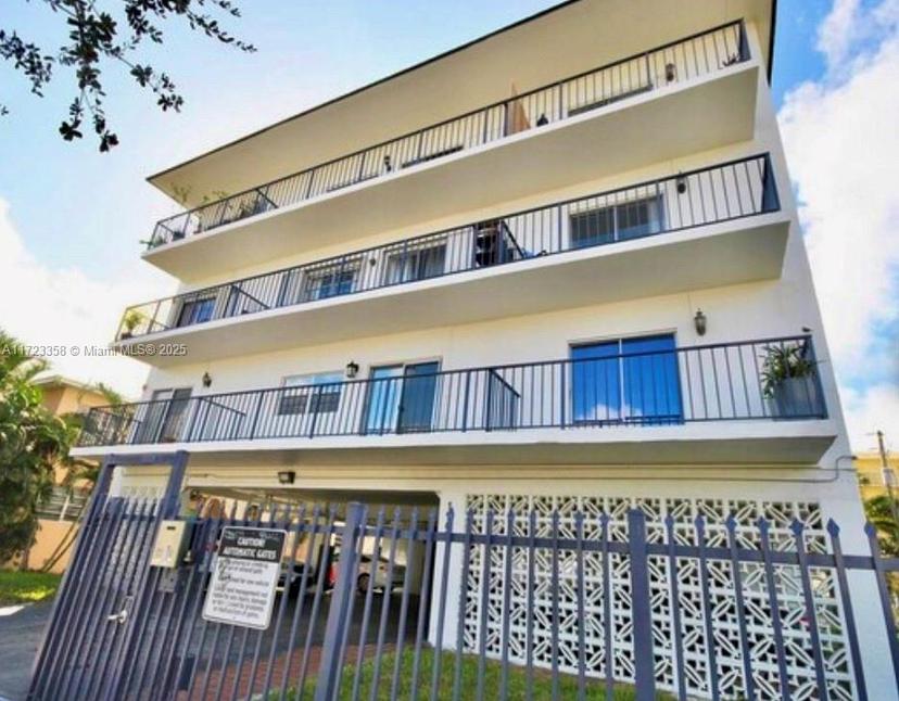 Picture of 1960 Marseille Dr # 204, Miami Beach FL 33141