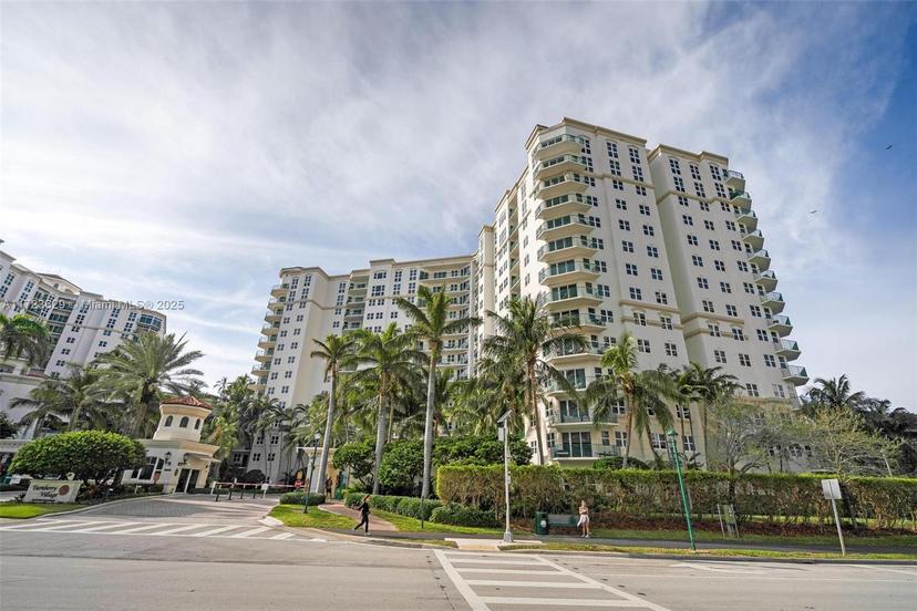 Picture of 20000 E Country Club Dr # 206, Aventura FL 33180