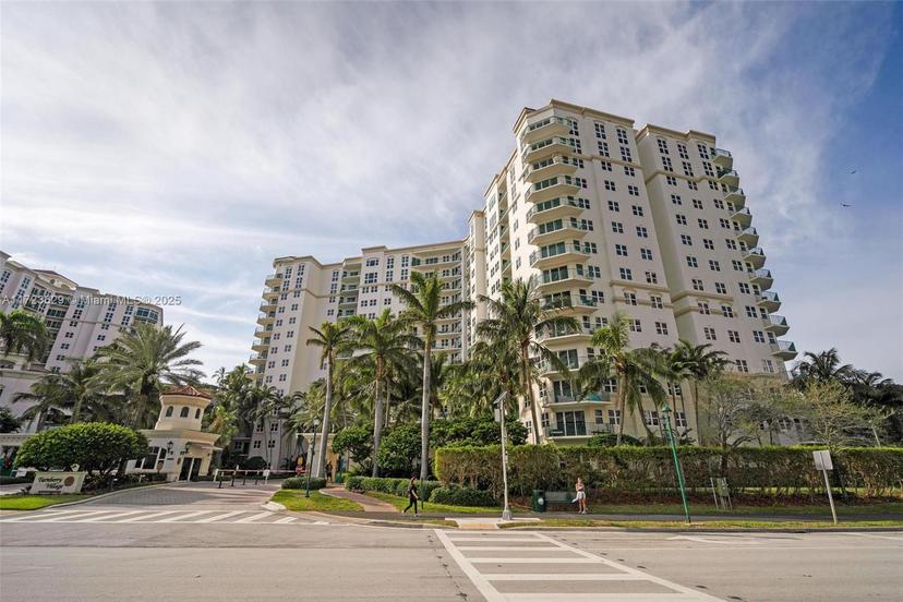 Picture of 20000 E Country Club Dr # 206, Aventura FL 33180