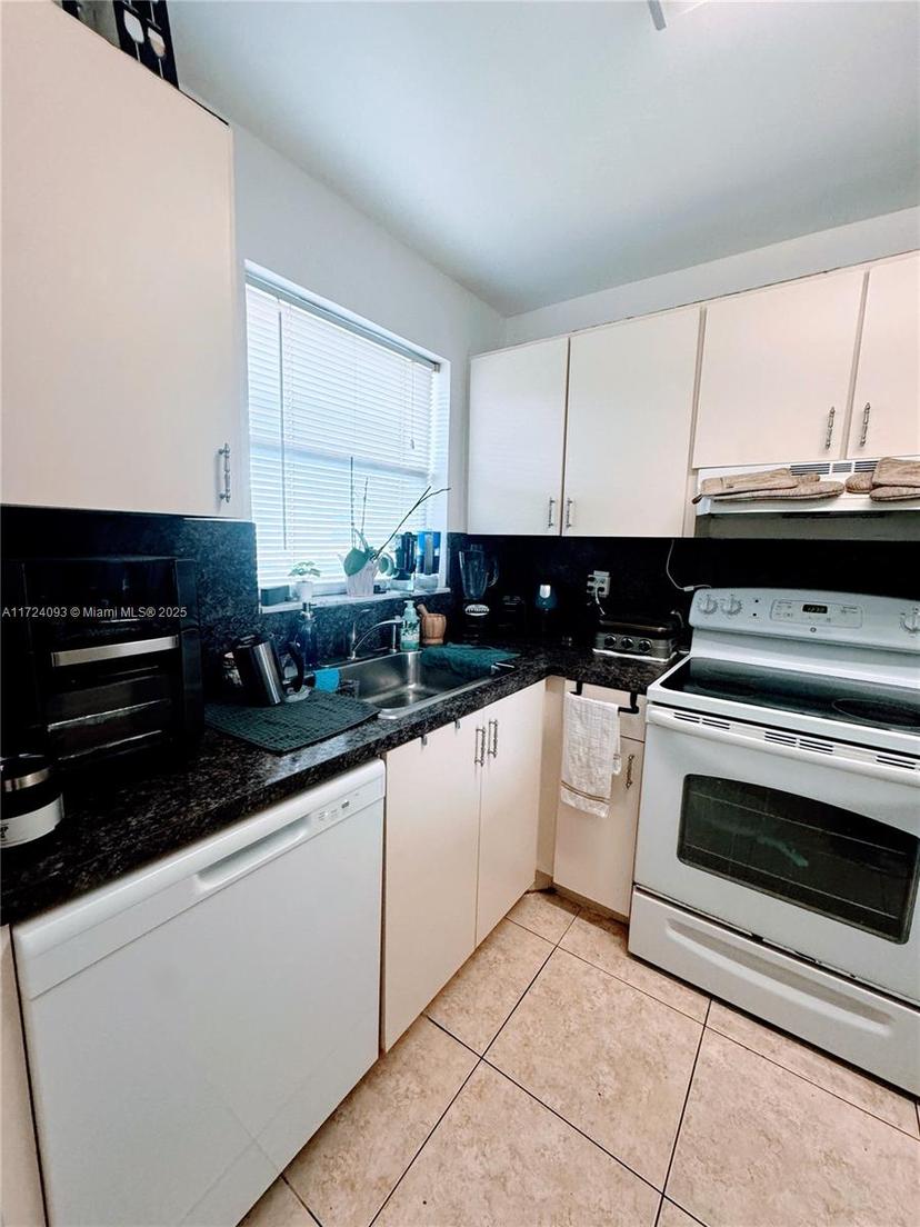 Picture of 8500 Sunrise Lakes Blvd # 104, Sunrise FL 33322