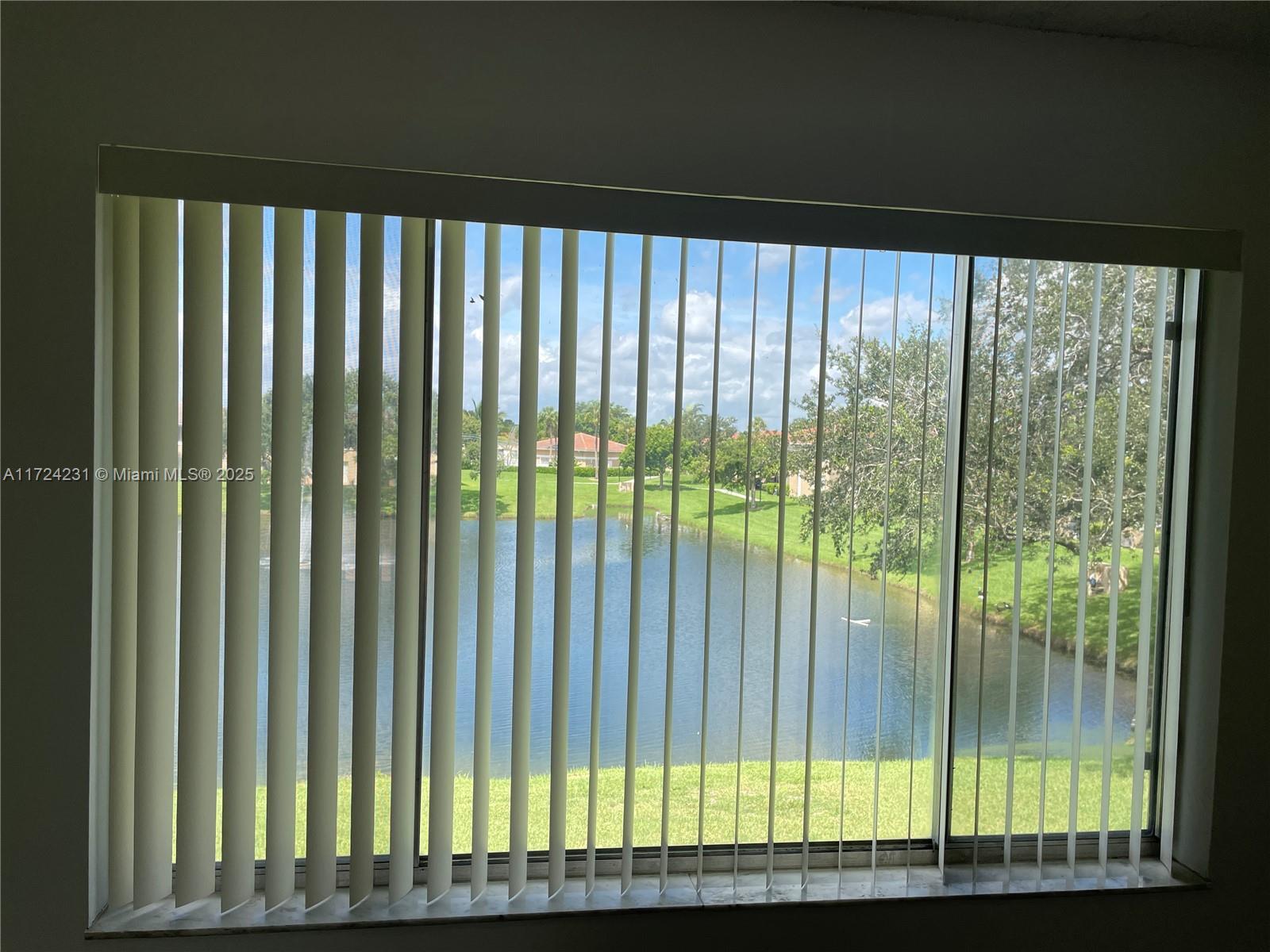 Picture of 918 Twin Lakes Dr # M, Coral Springs, FL 33071