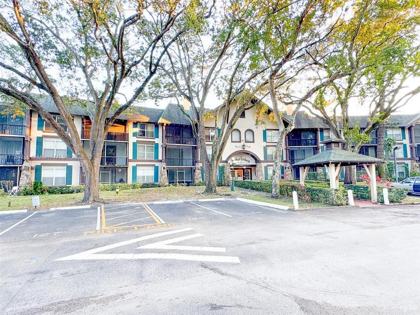 Picture of 3720 Inverrary Dr # 1U, Lauderhill FL 33319