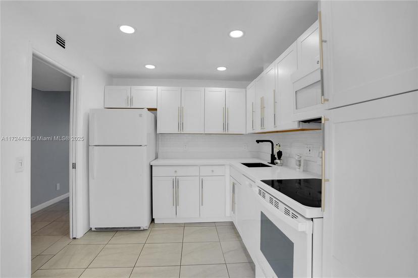 Picture of 3001 S Course Dr # 105, Pompano Beach FL 33069