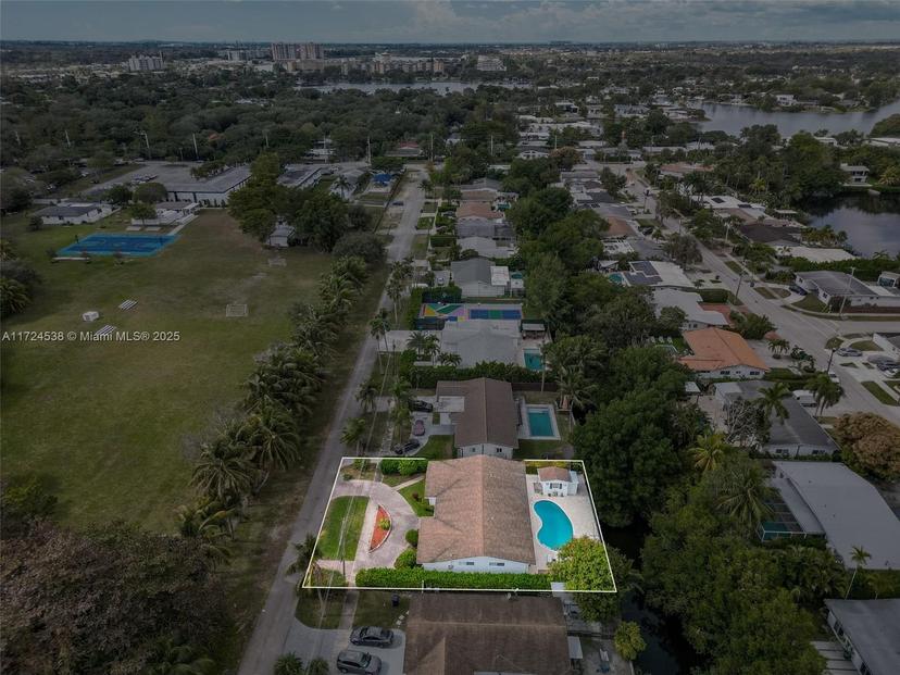 Picture of 2325 NE 191St St, Miami FL 33180