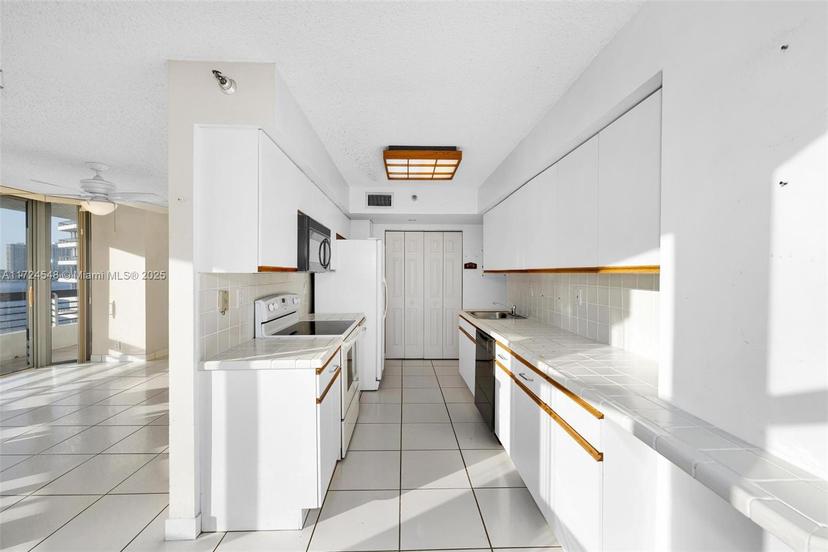Picture of 3530 Mystic Pointe Dr # 710, Aventura FL 33180
