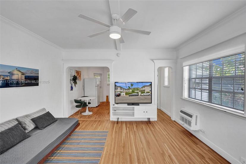 Picture of 717 Espanola Way # 204, Miami Beach FL 33139