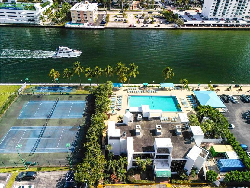Picture of 800 Parkview Dr # 409, Hallandale Beach FL 33009
