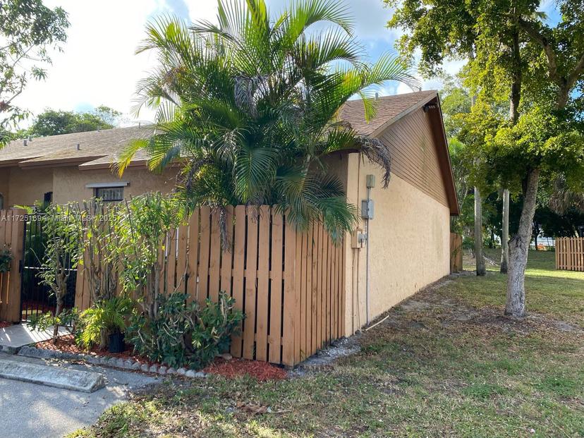 Picture of 18960 NW 67Th Pl # 0, Hialeah FL 33015
