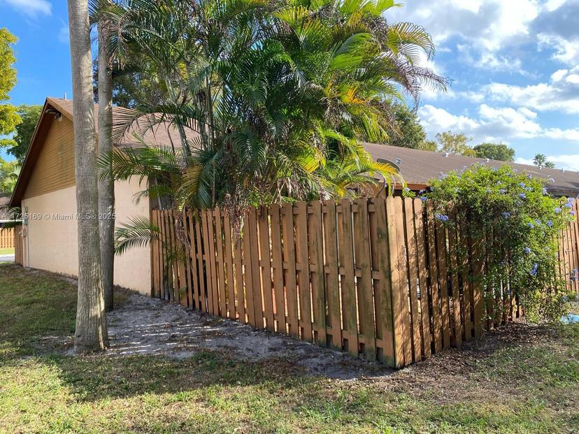 Picture of 18960 NW 67Th Pl # 0, Hialeah FL 33015
