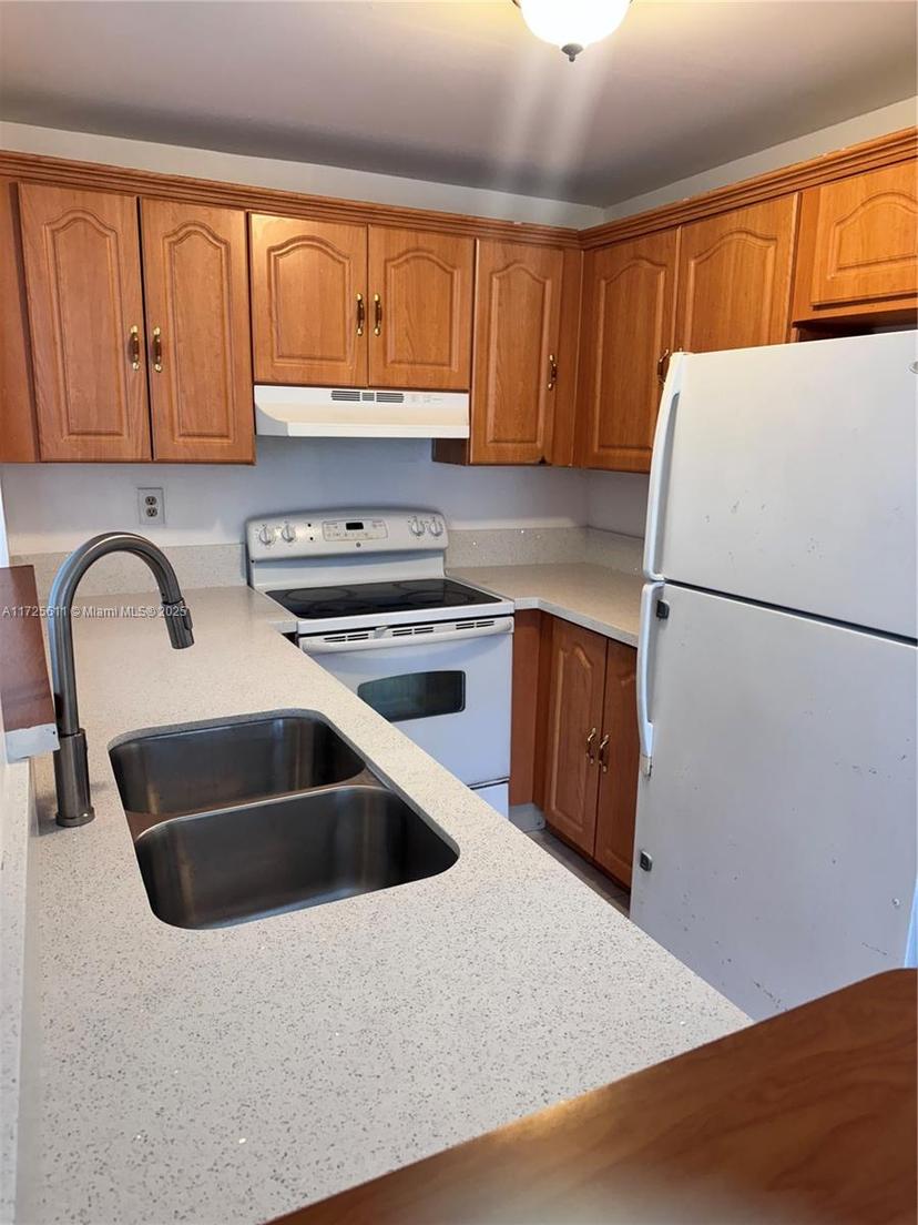 Picture of 9678 Fontainebleau Blvd # 111, Miami FL 33172