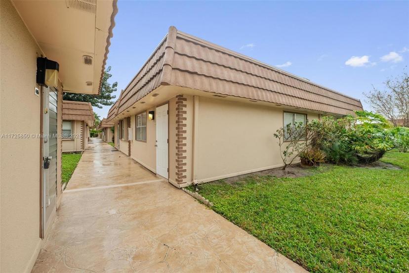 Picture of 154 Seville G # 154, Delray Beach FL 33446