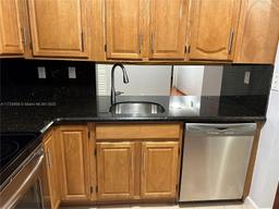 Picture of 2709 S Oakland Forest Dr # 104, Oakland Park, FL 33309