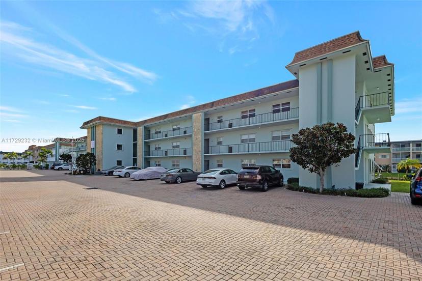 Picture of 124 Shore Ct # 303, North Palm Beach FL 33408