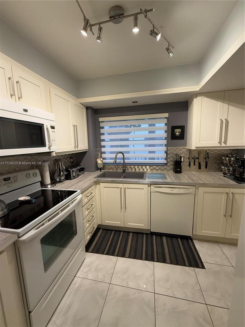 Picture of 6010 S Falls Cir Dr # 304, Lauderhill FL 33319