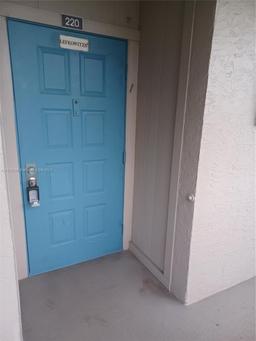 Picture of 1001 Colony Point Cir # 220, Pembroke Pines, FL 33026