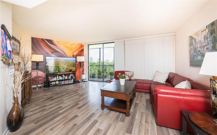 Picture of 3301 N Country Club Dr # 605, Aventura FL 33180