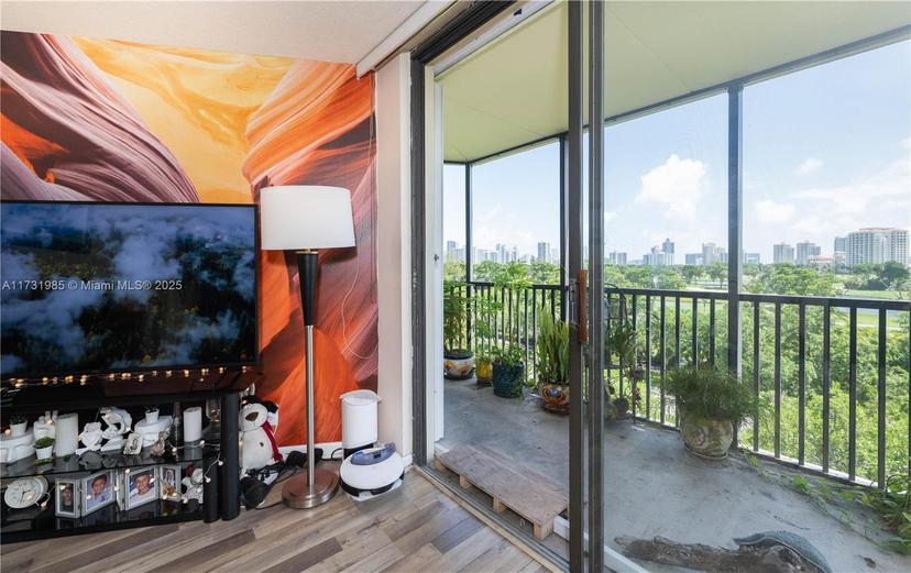 Picture of 3301 N Country Club Dr # 605, Aventura FL 33180