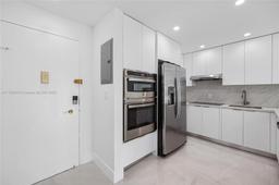 Picture of 1450 Lincoln Rd # 409, Miami Beach, FL 33139