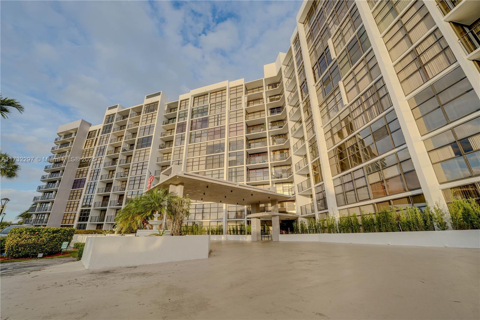 Picture of 600 Parkview Dr # 601, Hallandale Beach, FL 33009